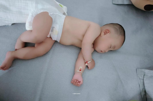 汕尾宝宝拍嗝的正确方法